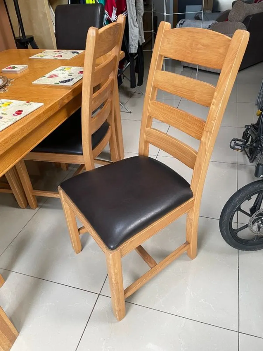 Dining table and 6 chairs - Image 3