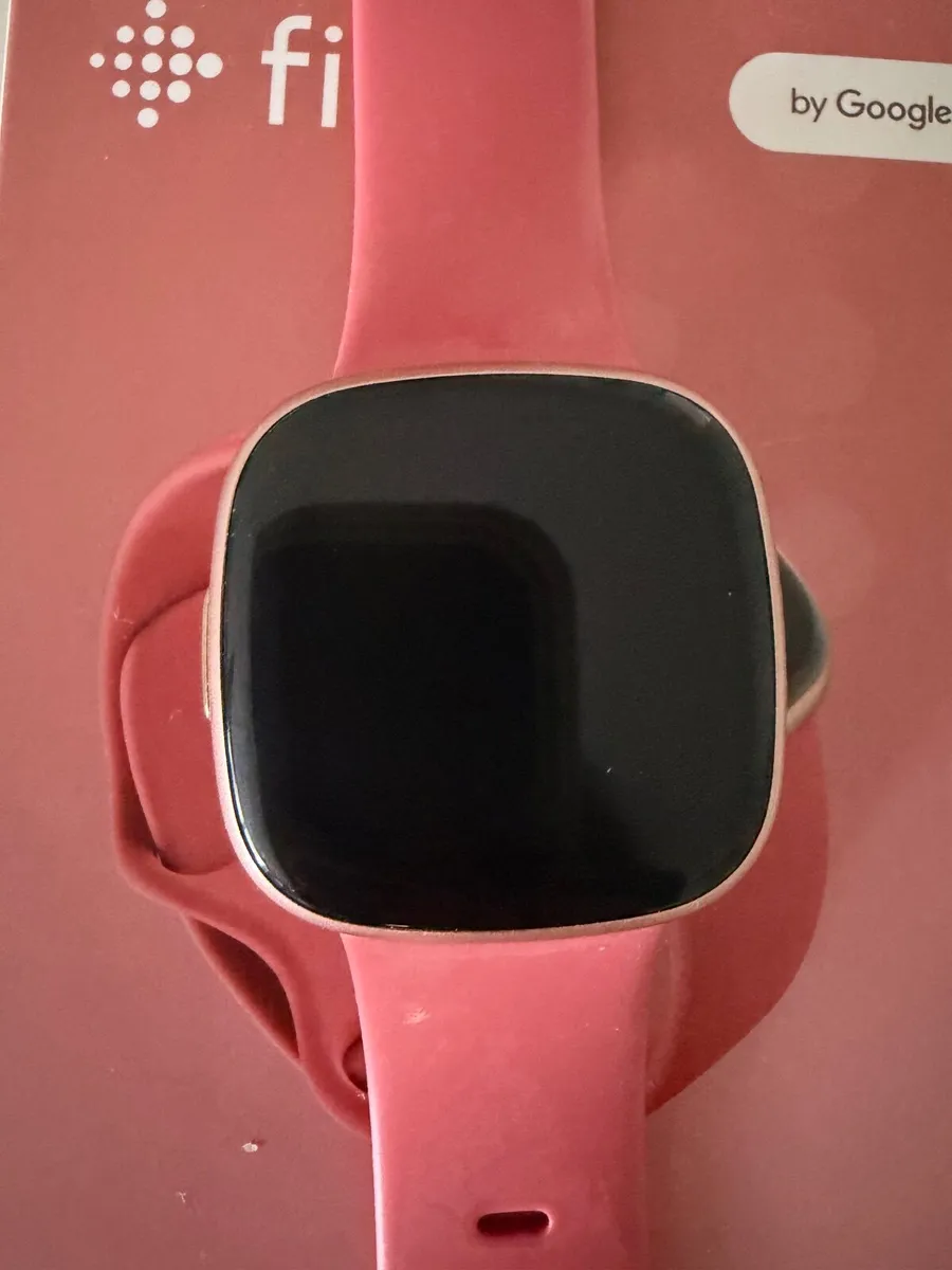 fitbit versa 4 women watch - like new - Image 2