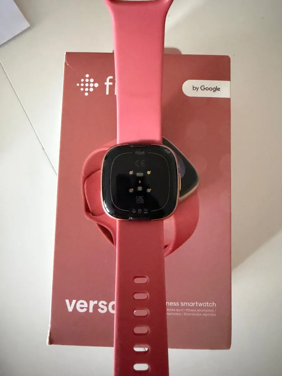 fitbit versa 4 women watch - like new - Image 4