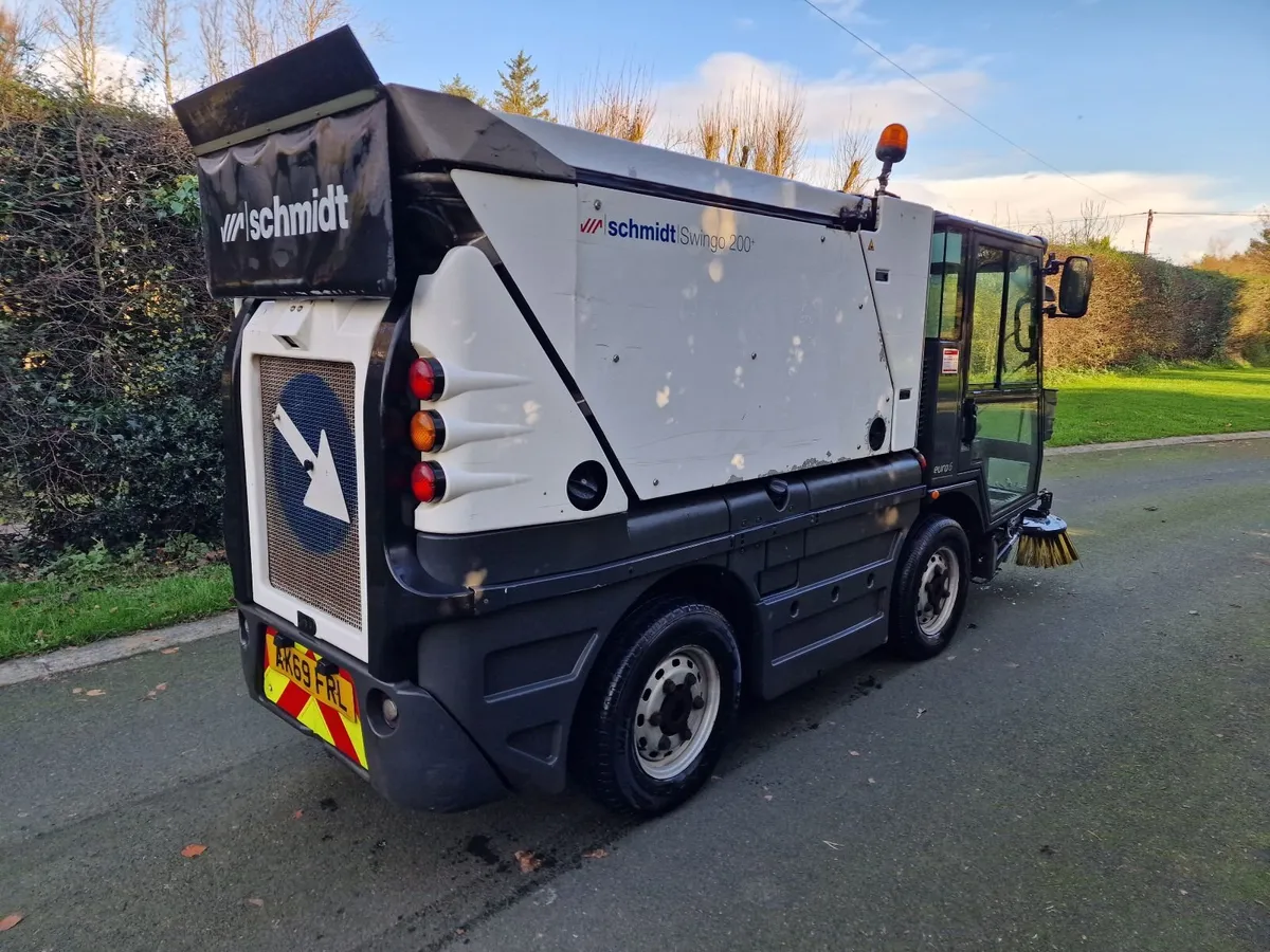 Schmidt Swingo 200+ Roadsweeper Road Sweeper - Image 4