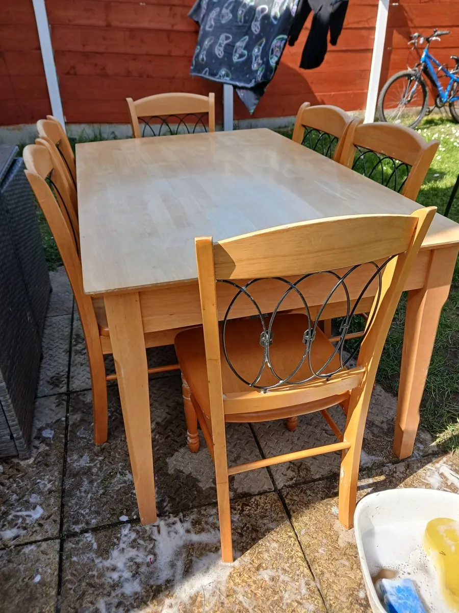 Table and chairs - Image 2