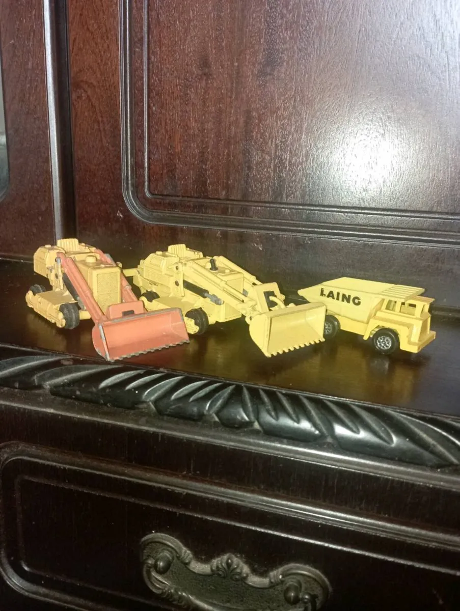 VINTAGE MATCHBOX CONSTRUCTION MODLES FROM €20. - Image 1