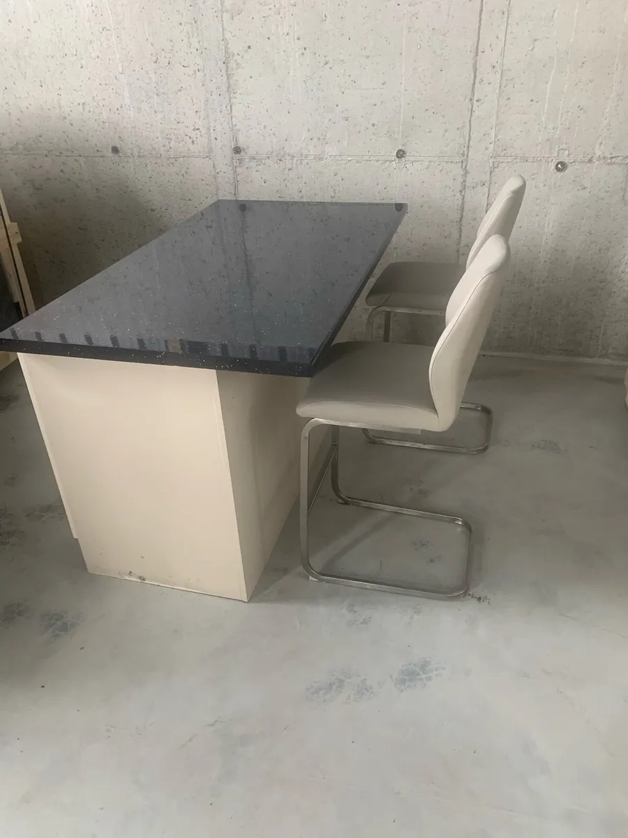 Kitchen island - Image 1