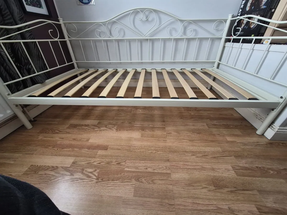 day bed - Image 1
