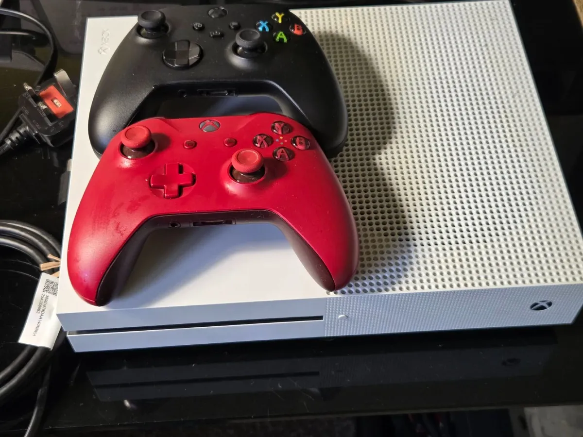 Xbox One 1TB Console + 2 Controllers – Excellent