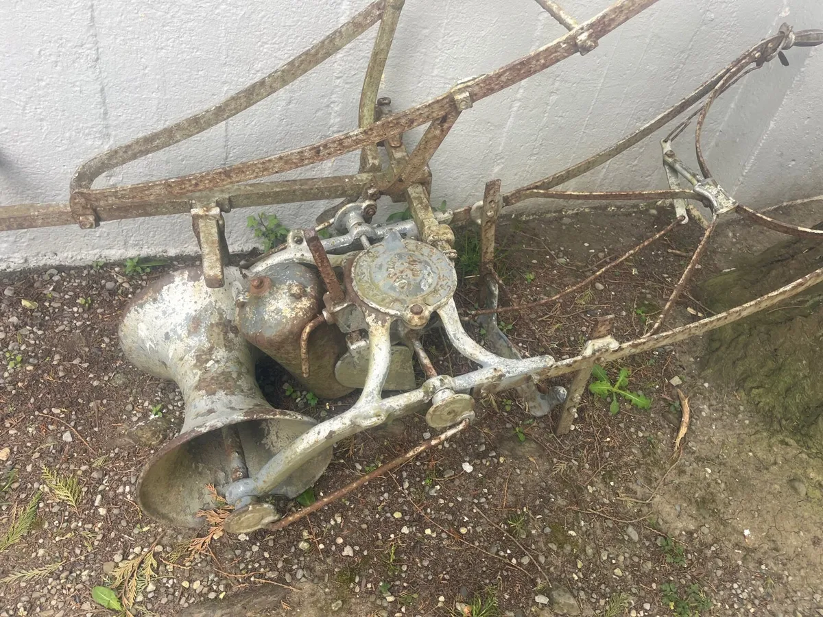 Antique farming machinery - Image 3