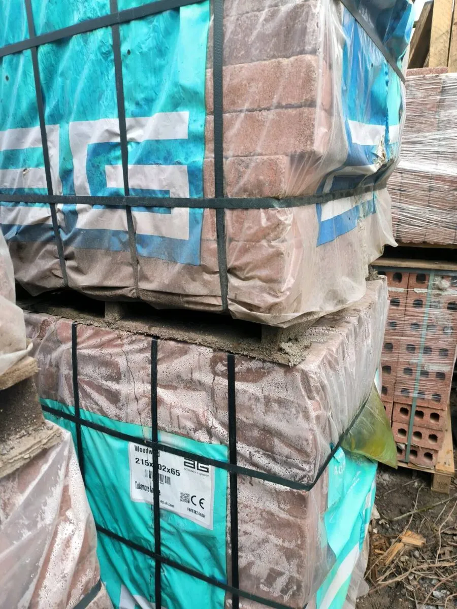 Concrete bricks red 512 in pallet - Image 1