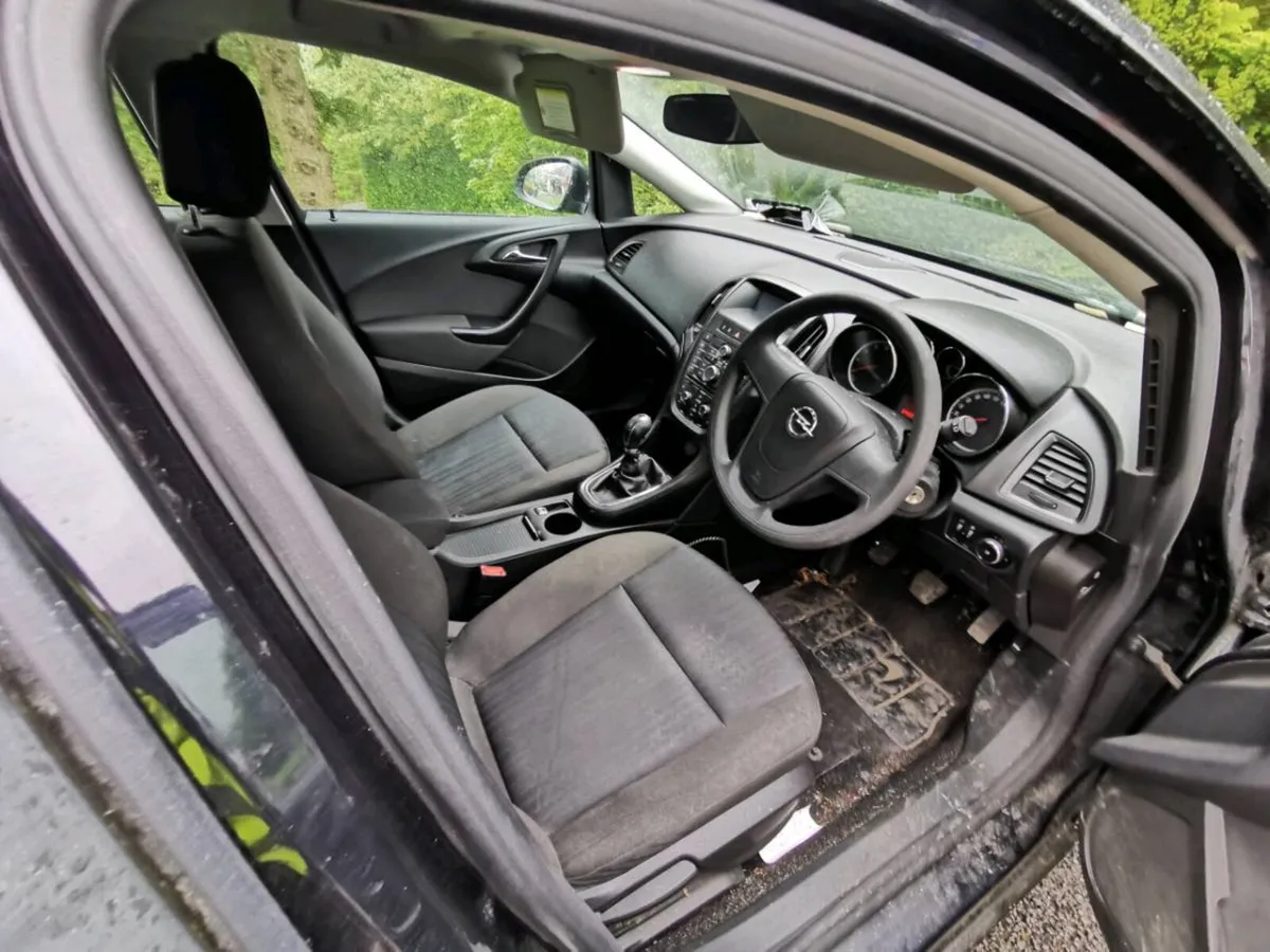 11 Opel Astra 1.4 petrol low miles - Image 4