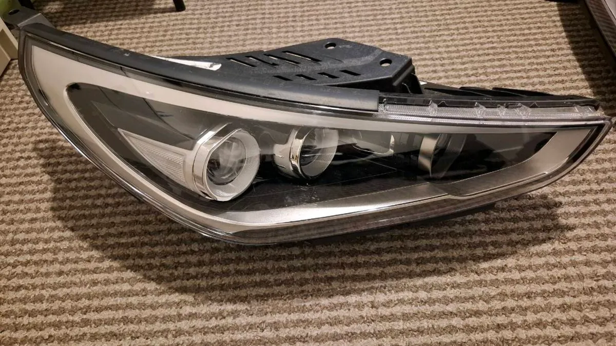 car headlight,  front right side  hyundai i30 - Image 1
