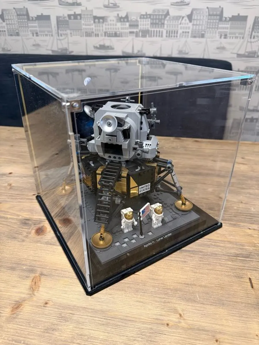 Lego NASA Lunar Lander 10266 with Wicked Brick Display Case - Image 2