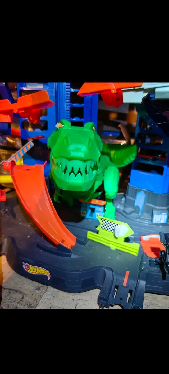 Hotwheel dinosaur garage - Image 4