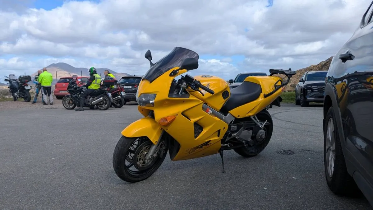 Honda Vfr 800fi 1999 RC 46 - Image 1