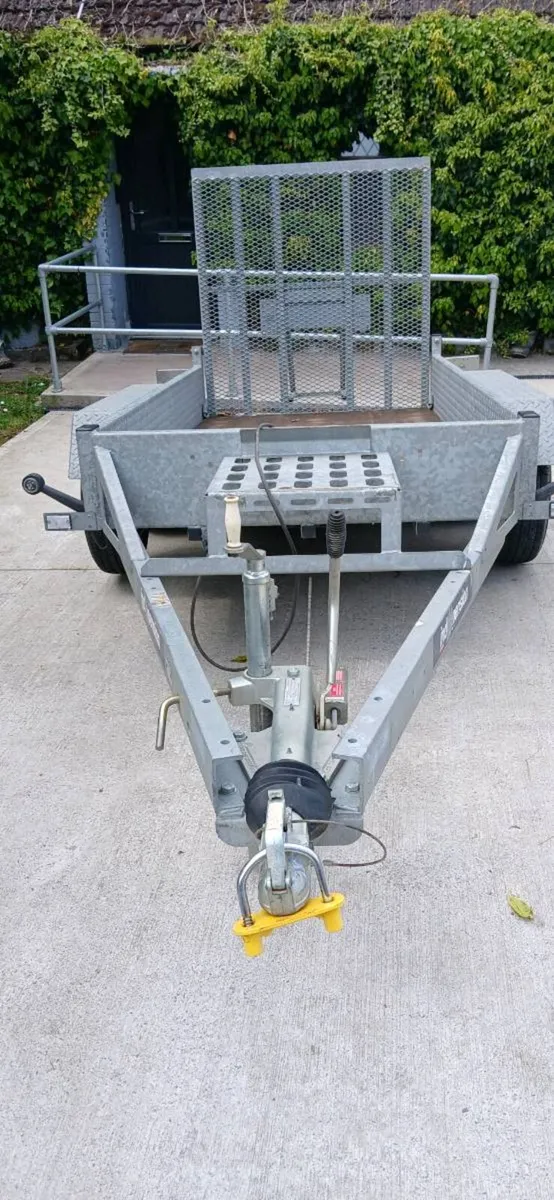 Trailer - Image 1