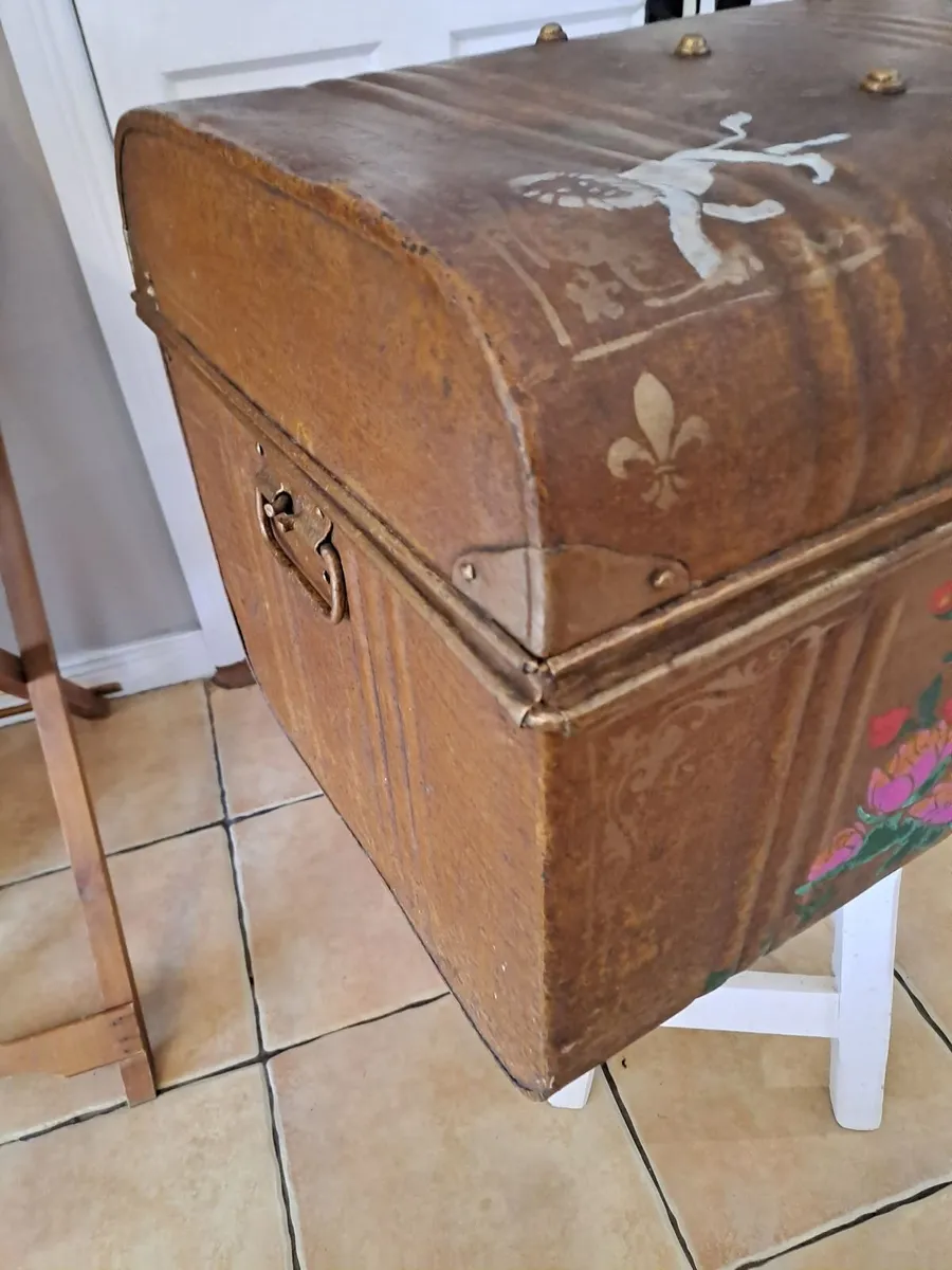 1950s metal storage trunk - Image 3