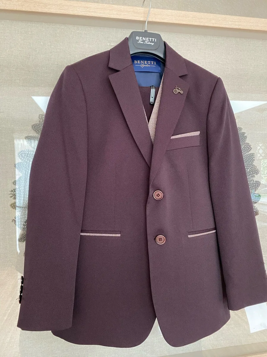Benetti Wine Boys Suit 5 Piece Complate outfit. - Image 1