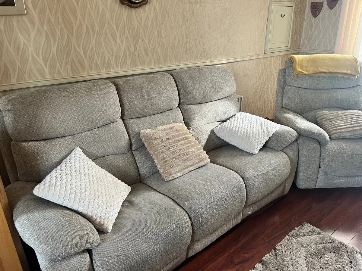 Sofa & 2 Arm chairs - Image 4