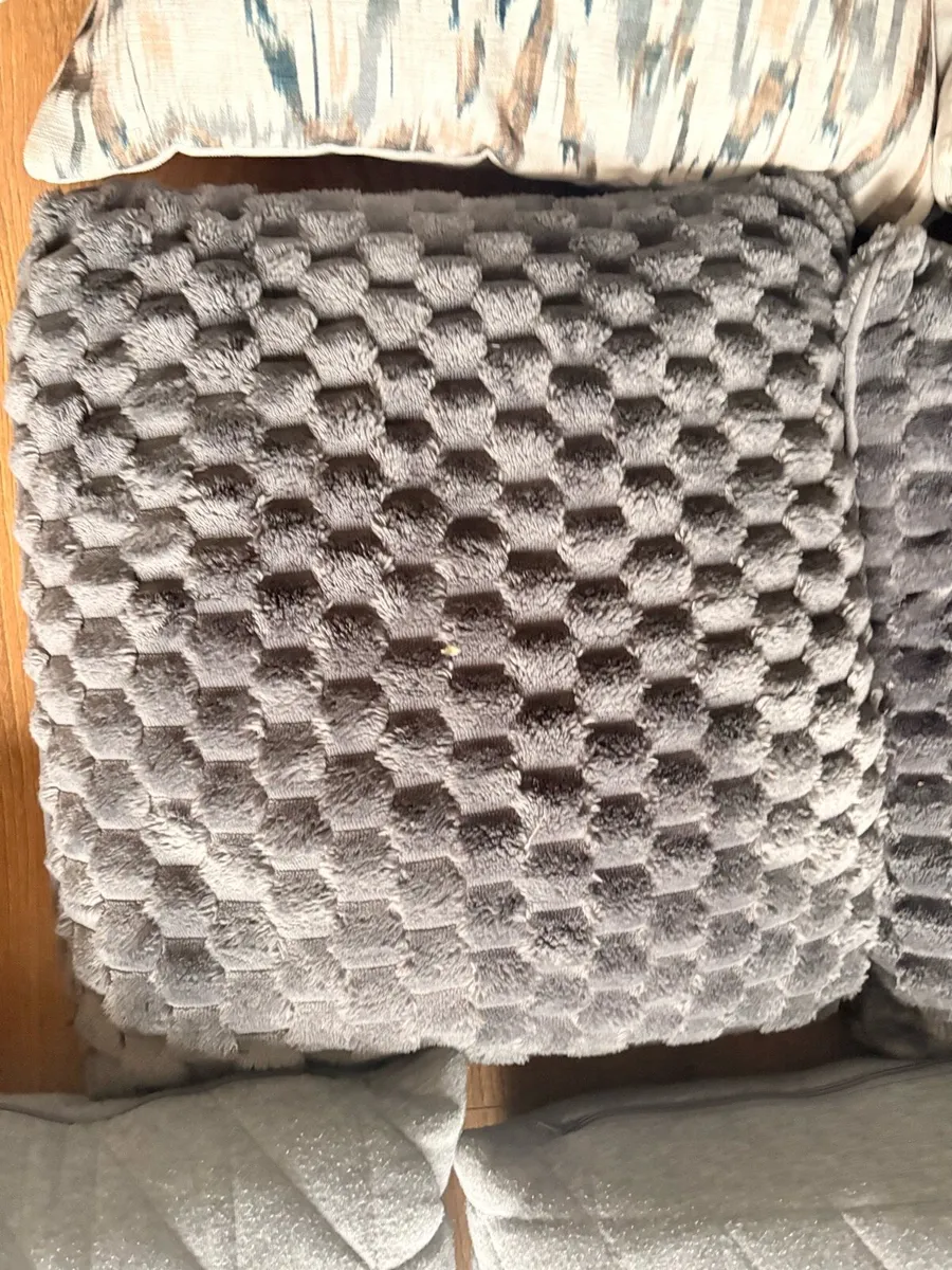 Cushions - Image 3