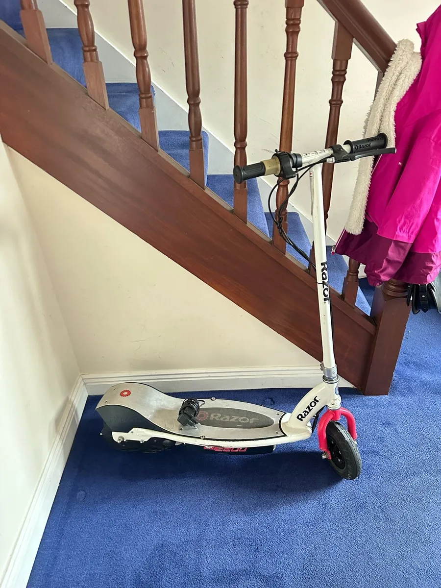 Razor E200 Scooter - Image 1