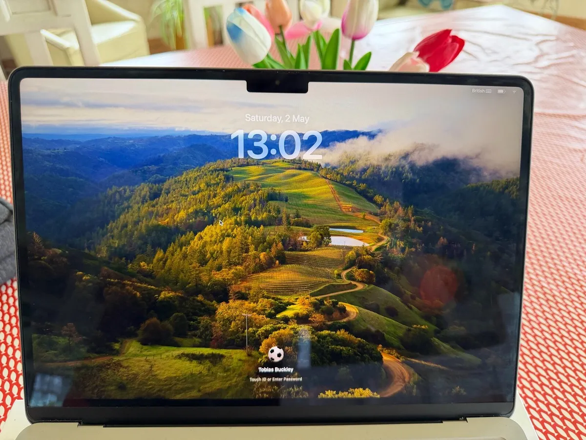 MacBook Air M2 - In Box - Like New - Image 4
