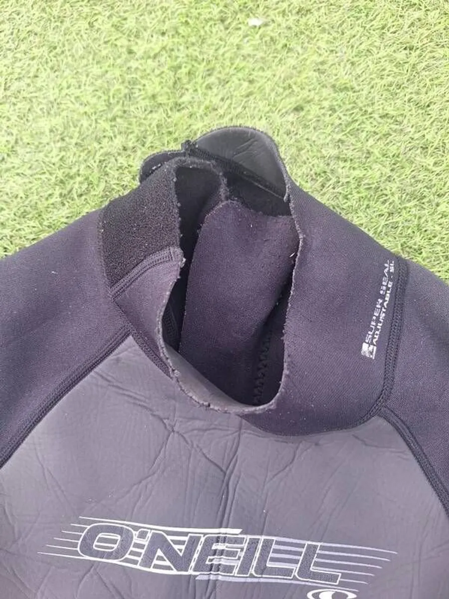 ONEILL wetsuit plus 2 kids wetsuits - Image 3