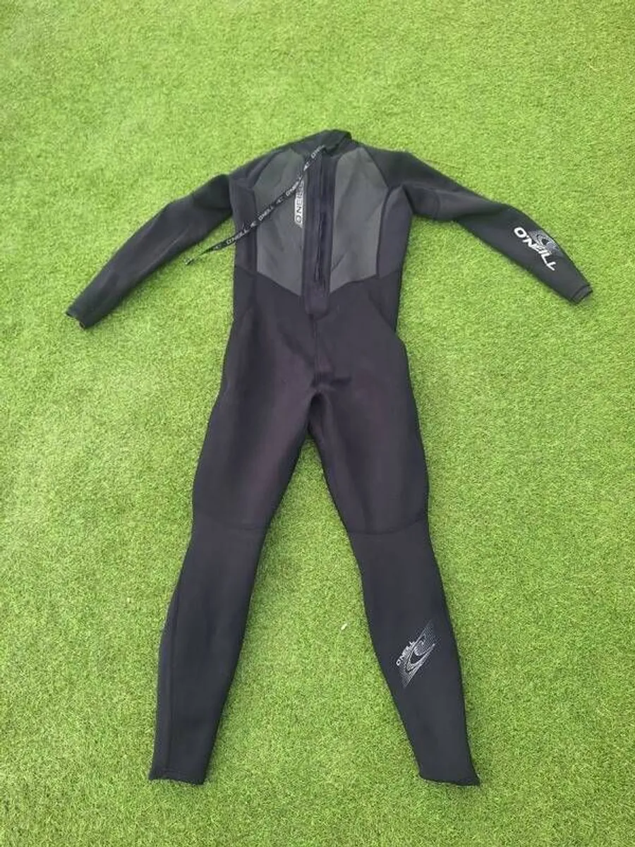 ONEILL wetsuit plus 2 kids wetsuits - Image 4
