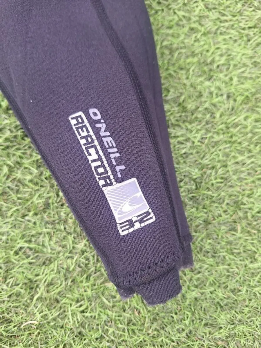 ONEILL wetsuit plus 2 kids wetsuits - Image 2