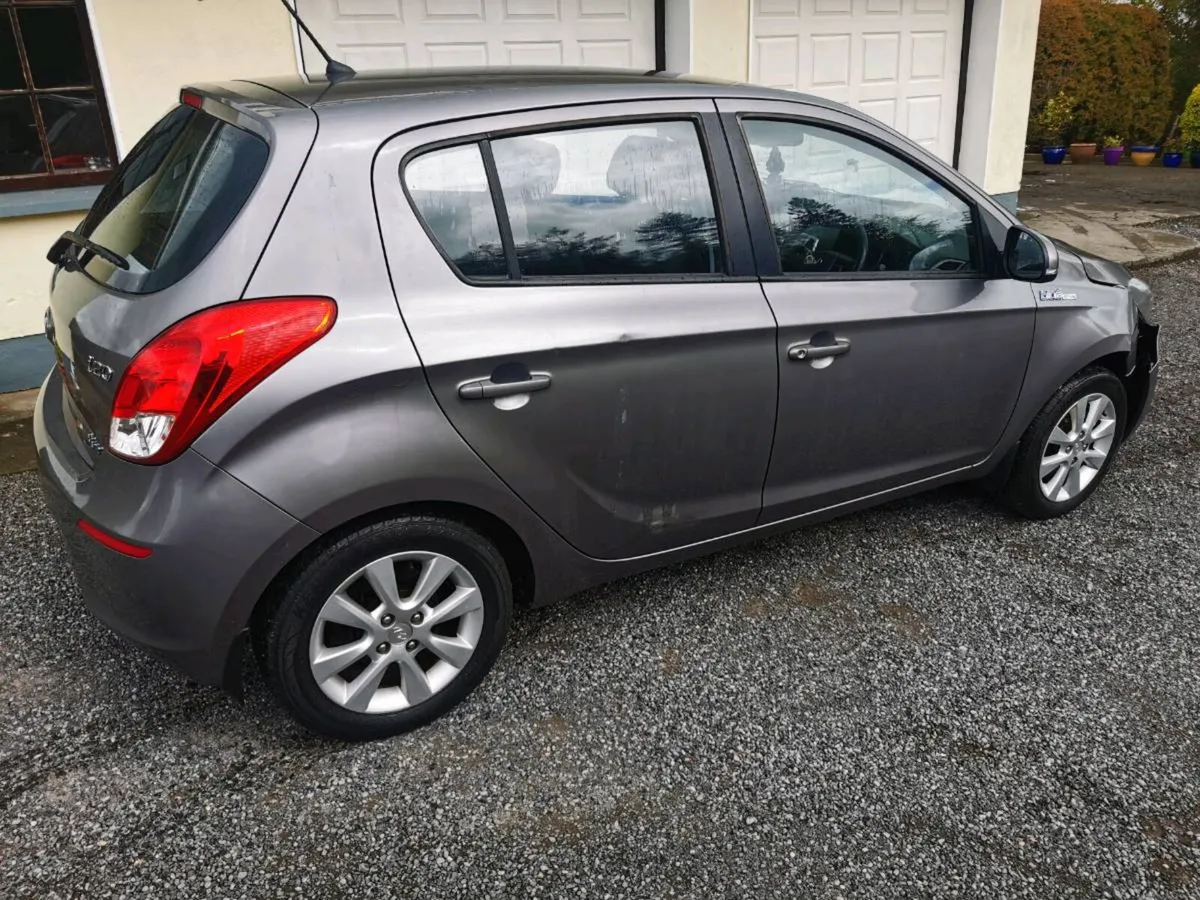 142 Hyundai i20 petrol - Image 2