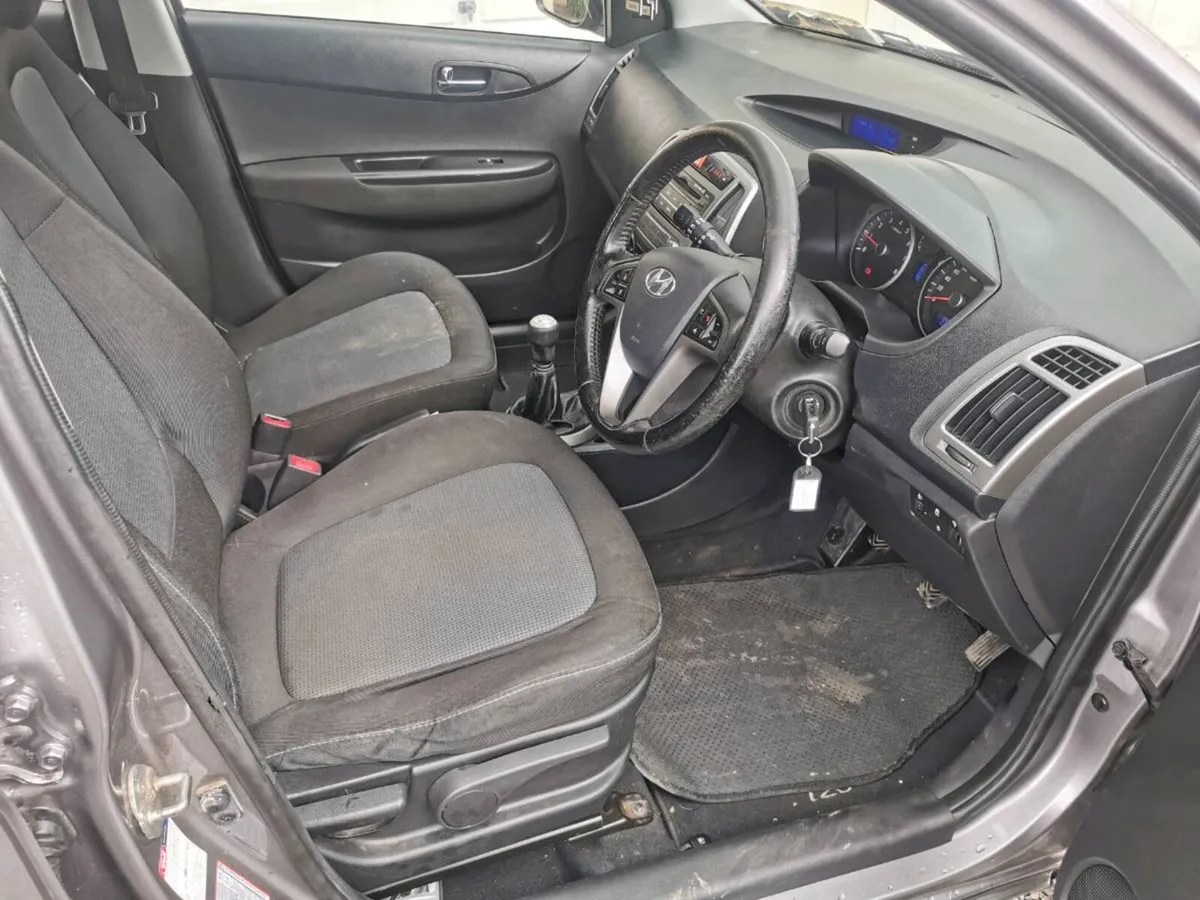 142 Hyundai i20 petrol - Image 4
