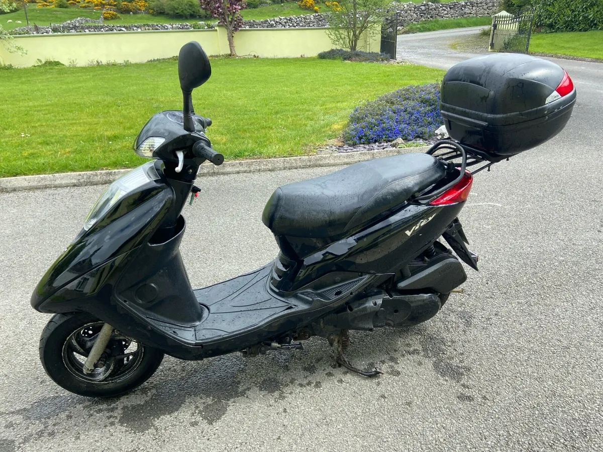 Yamaha 125 cc scooter - Image 1