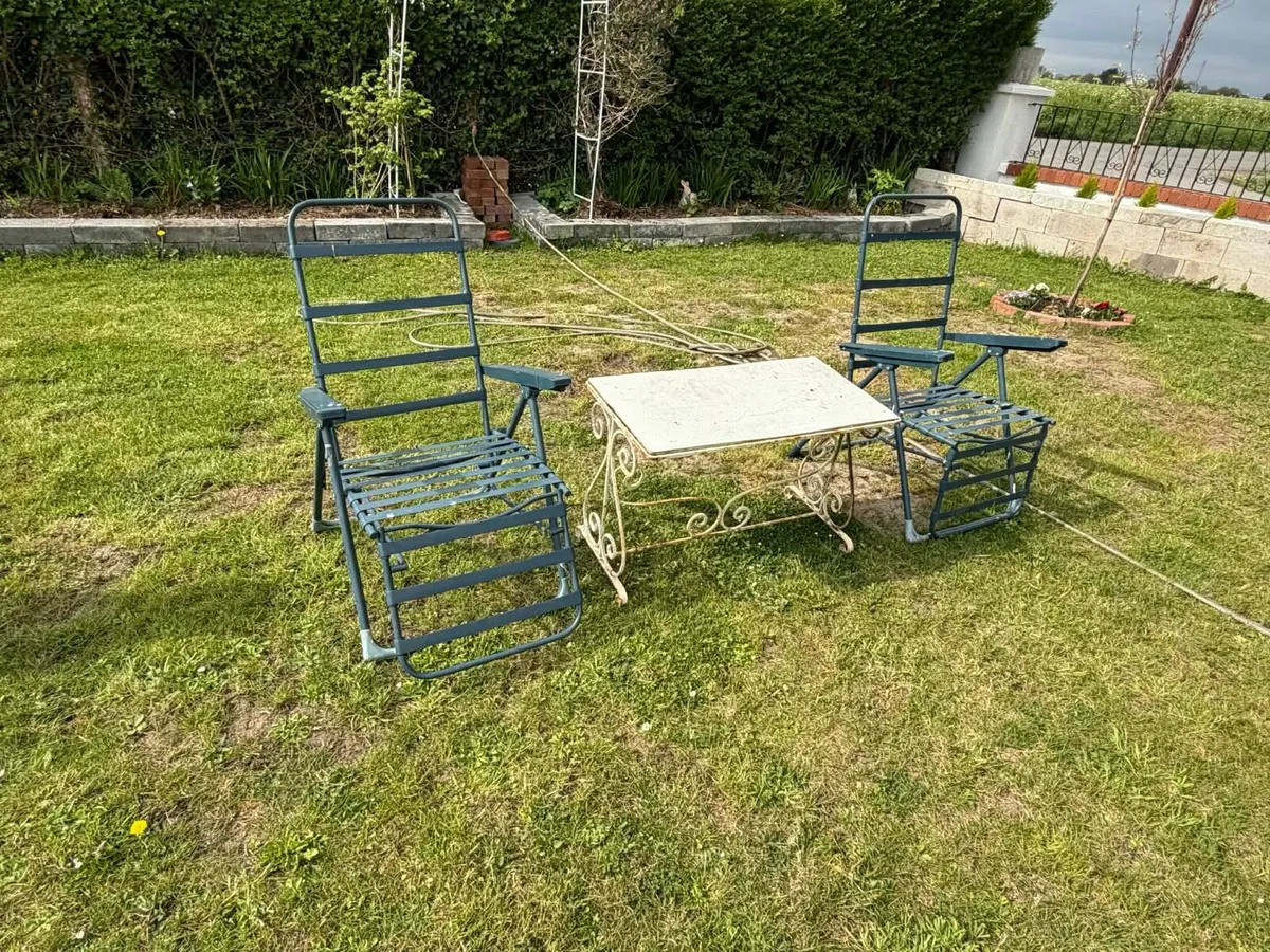 Folding Chairs and cast iron table garden - Image 4