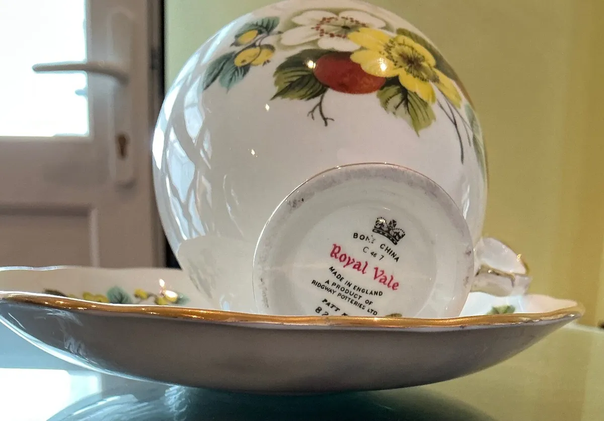 Royal Vale bone china tea set - Image 4