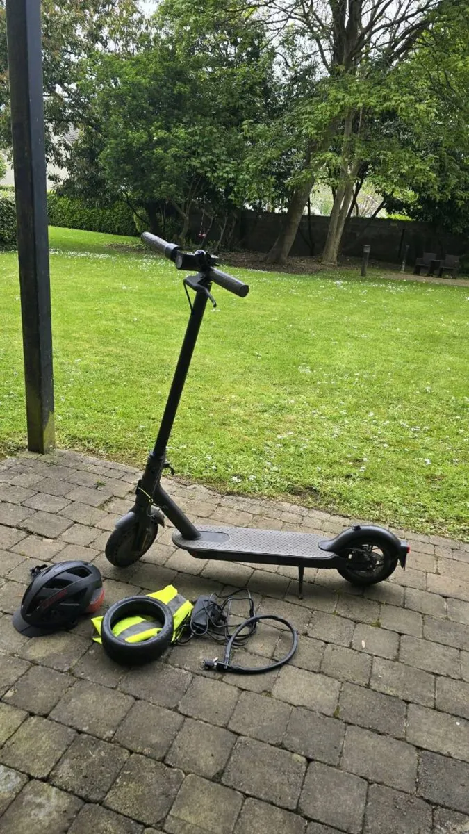 Xiaomi Mi Scooter, helmet,spare tyre, vest,€180 - Image 1