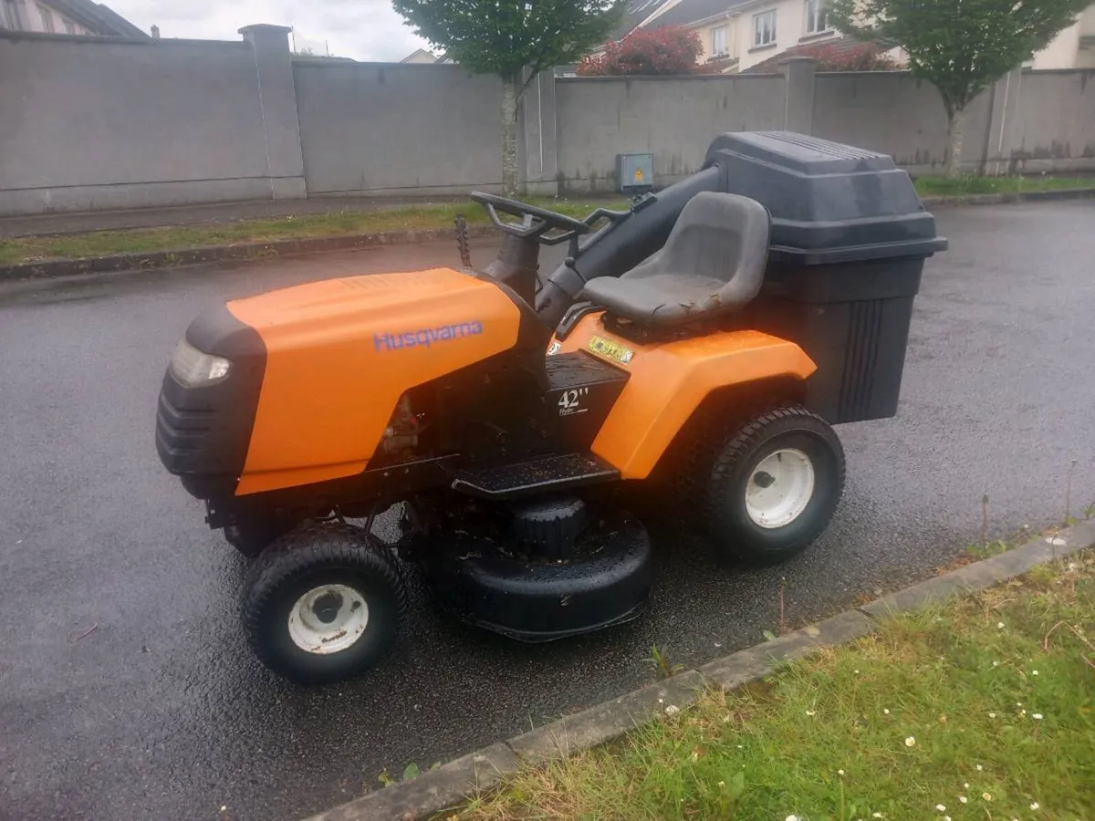 Ride on lawnmower - Image 1