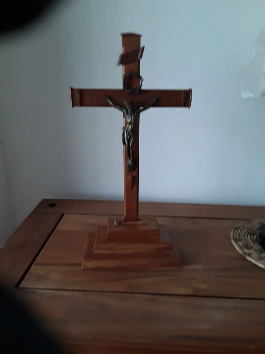 Religious object crucifixion on Pine base - Image 1