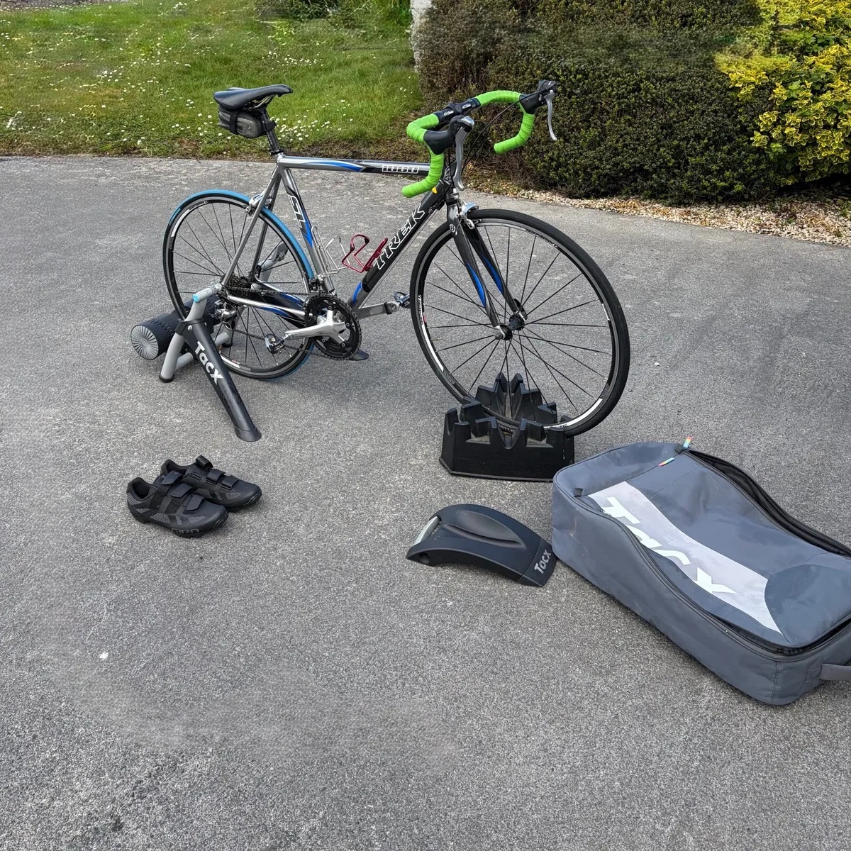 Road bike , trainer,and shoes - Image 3