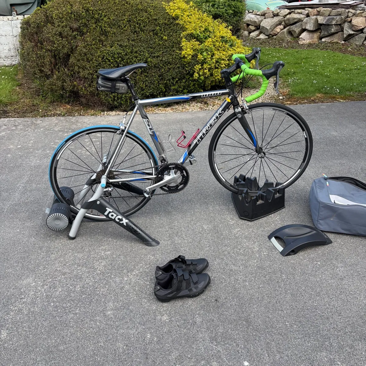 Road bike , trainer,and shoes - Image 4