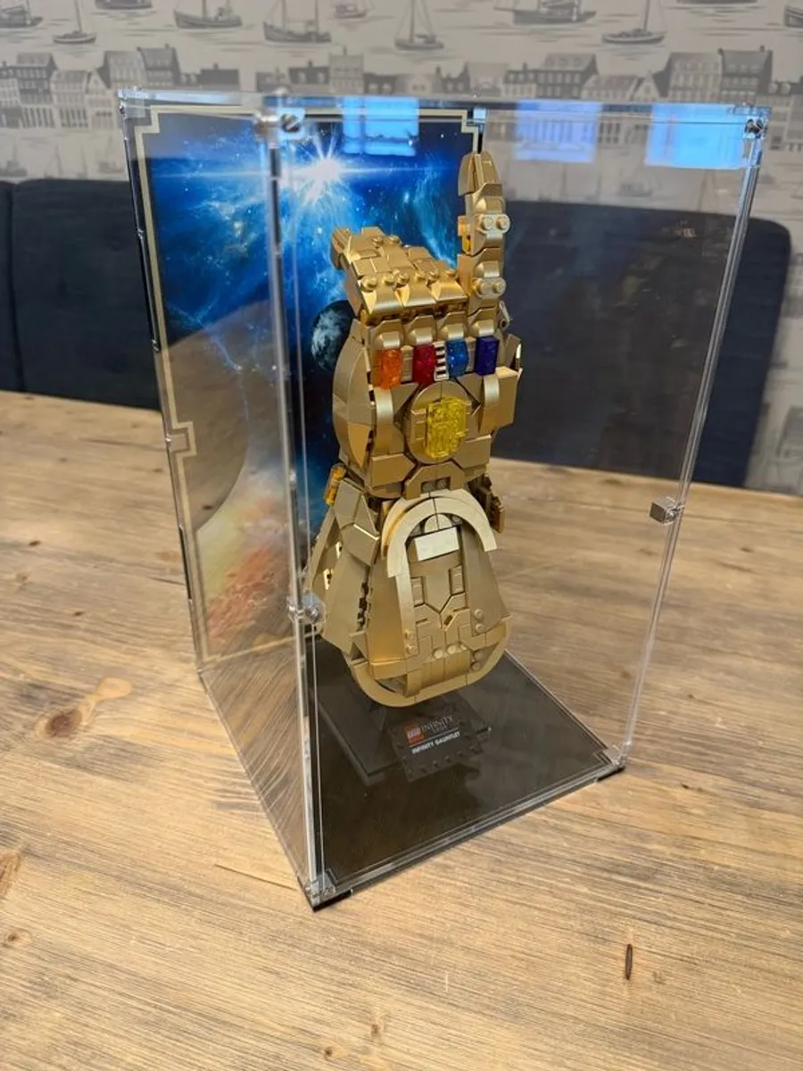Lego Infinity Gauntlet 76191 in Wicked Brick Display Case - Image 2