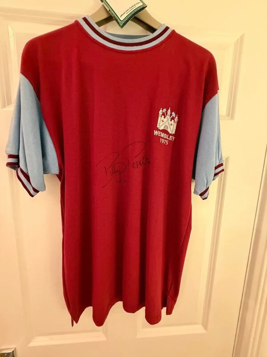 Retro West Ham shirt signed by Billy Bonds - Image 1
