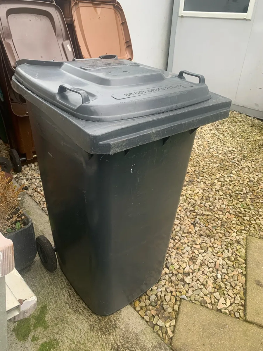 Wheelie bins - like new (read description) - Image 3