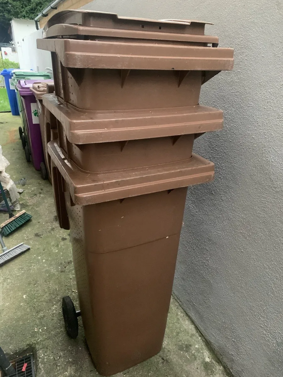 Wheelie bins - like new (read description) - Image 4