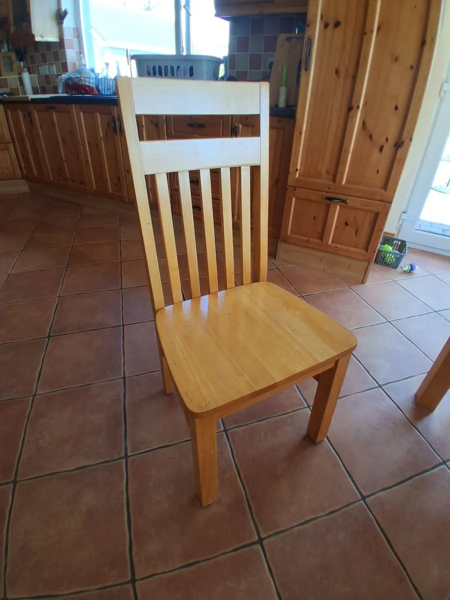 Table and chairs - Image 2