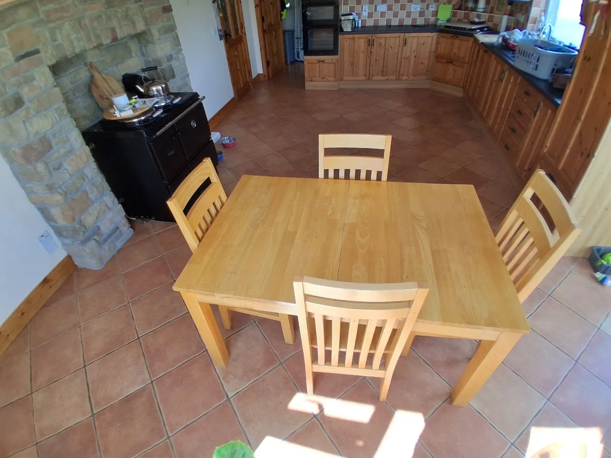 Table and chairs - Image 3