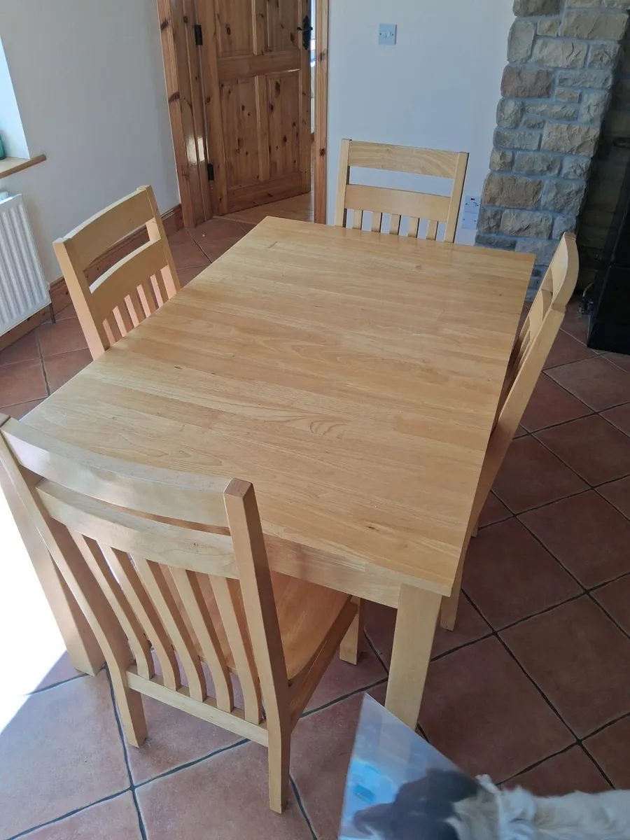 Table and chairs - Image 1