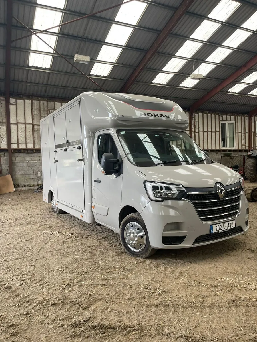 202 Renault Master 2 horse van - Image 1