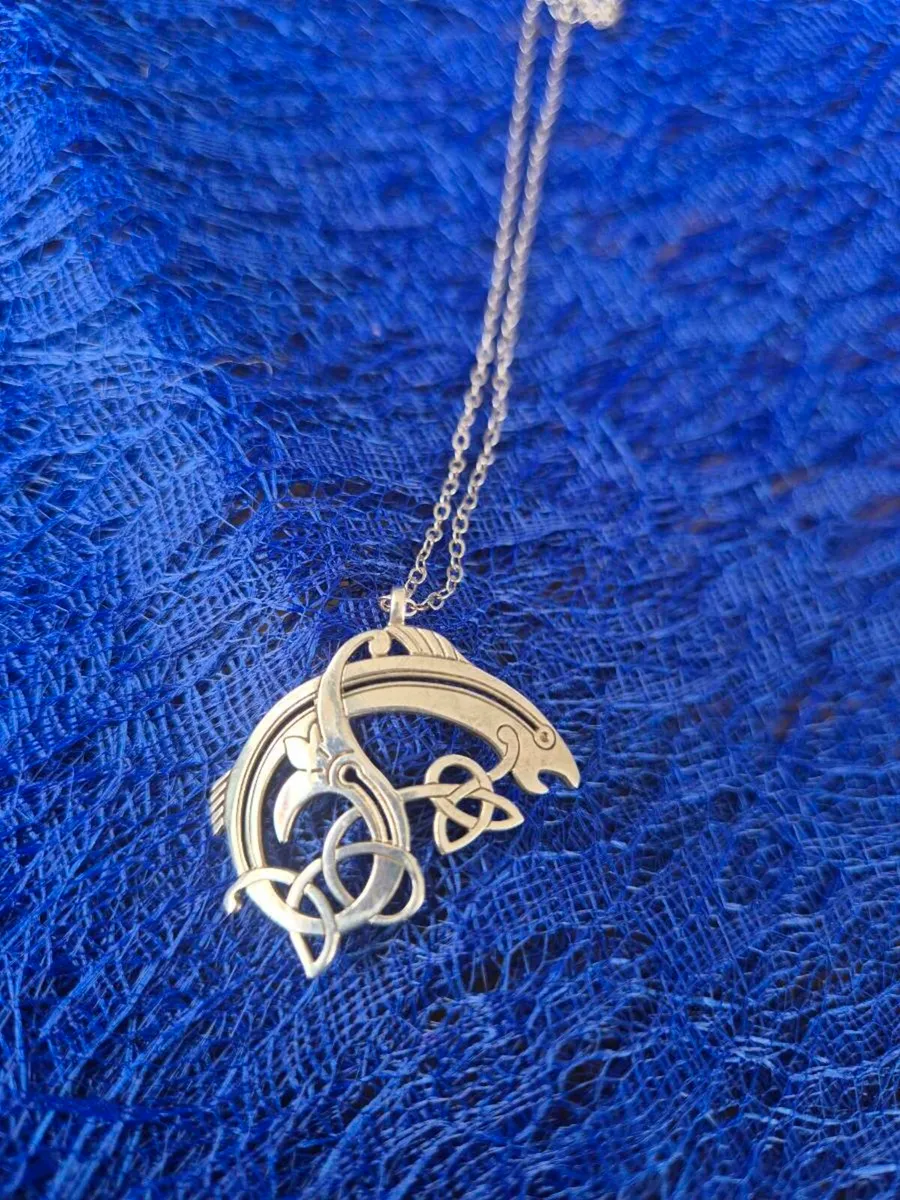 Silver pendand and chain - Image 1