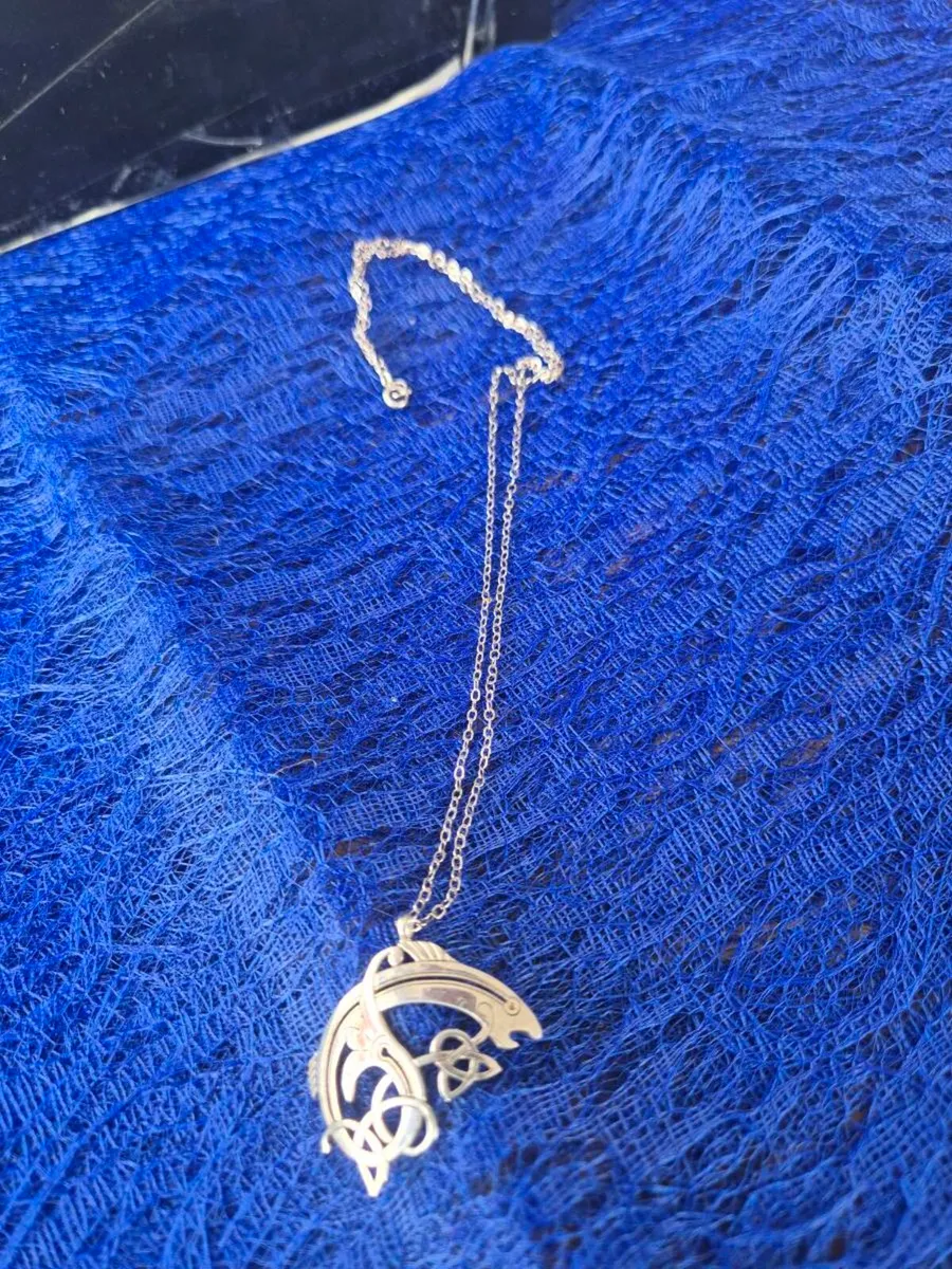Silver pendand and chain - Image 2