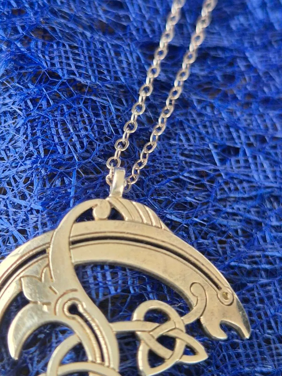 Silver pendand and chain - Image 4