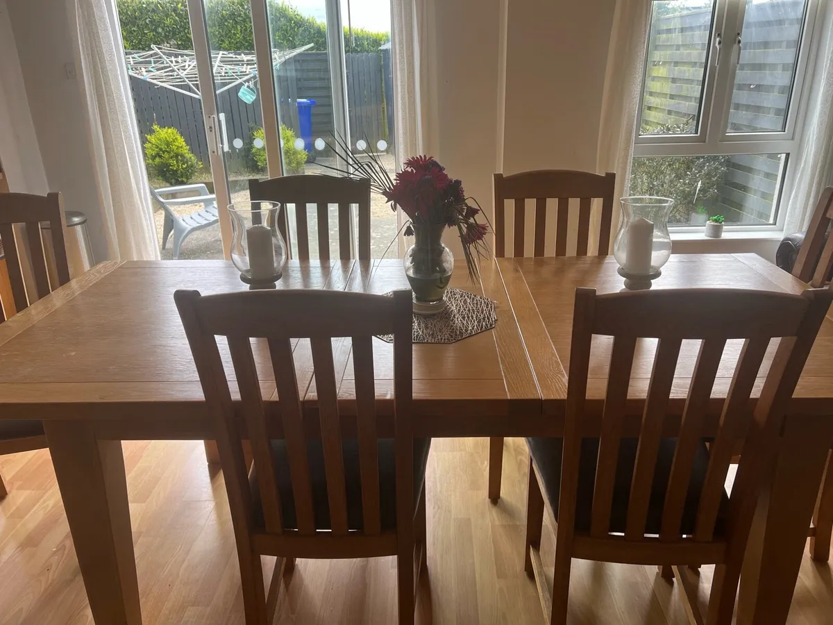 Kitchen table and chairs - Image 1