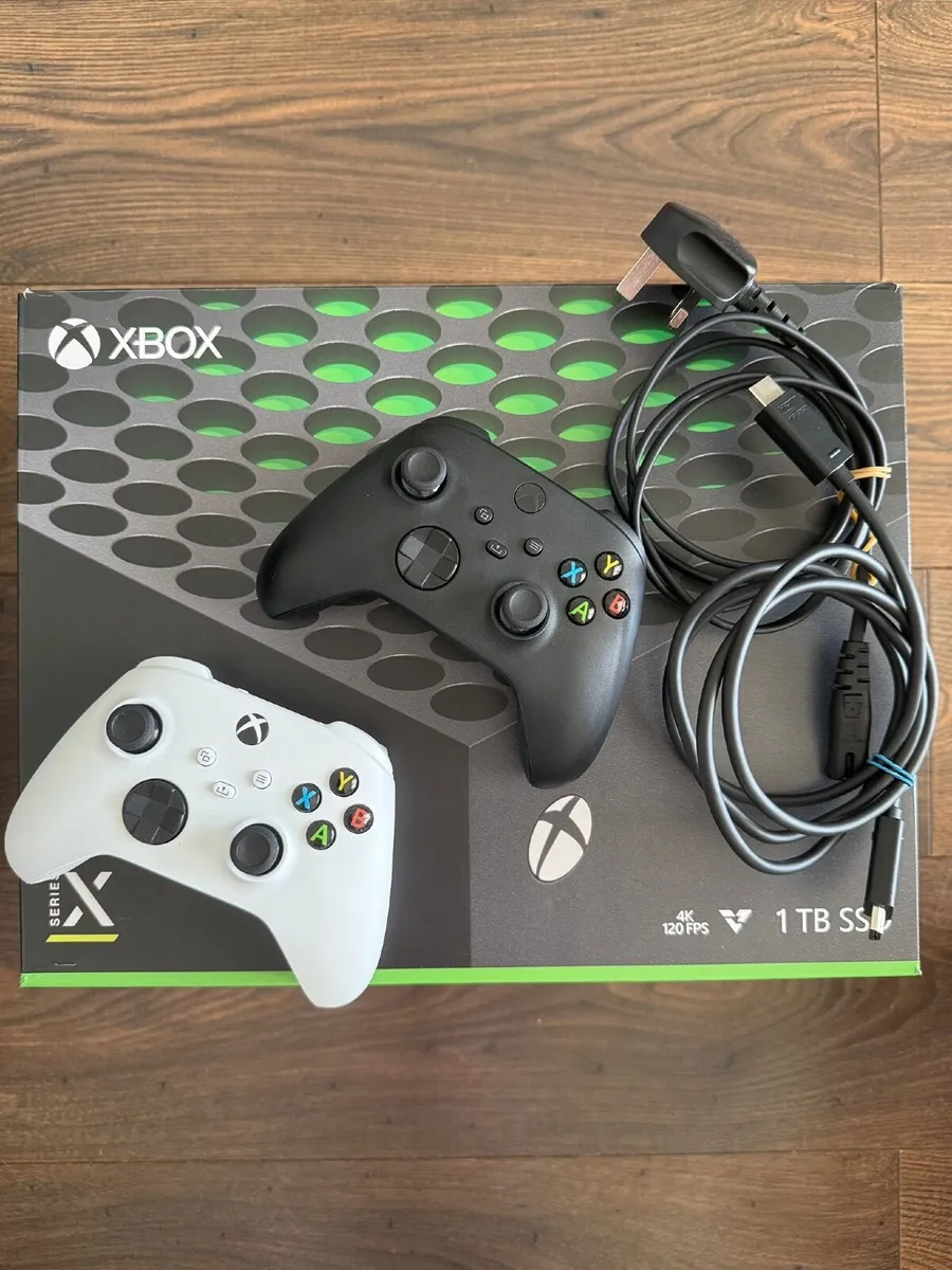 Xbox Series X 1 TB with 2 wireless controllers - Image 2