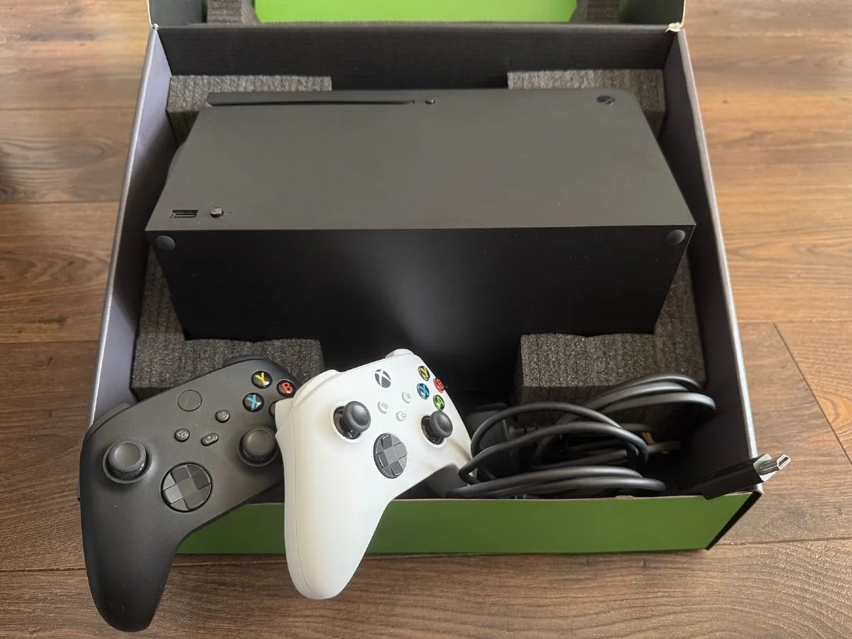 Xbox Series X 1 TB with 2 wireless controllers - Image 3